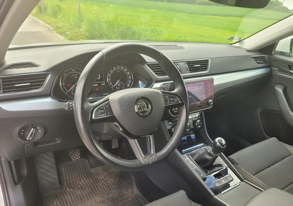 Skoda Superb cena 64900 przebieg: 211880, rok produkcji 2018 z Szczecin małe 301